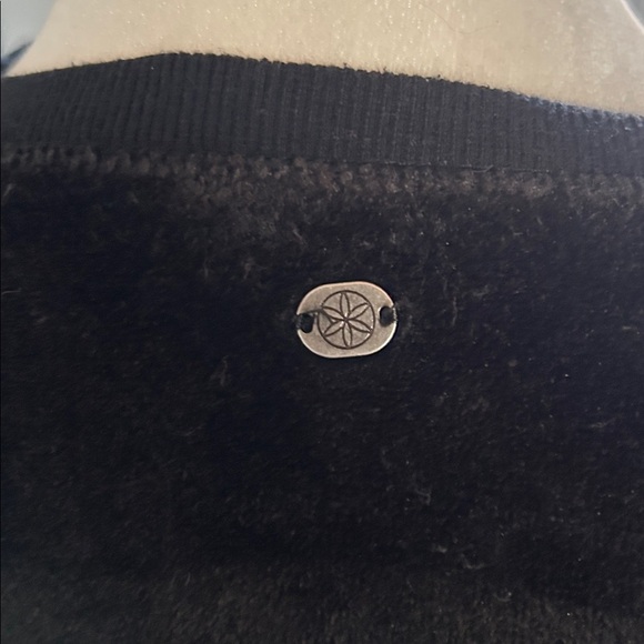 GAIAM Plush Cozy Women's Pullover Black
Size medium - Picture 9 of 11
